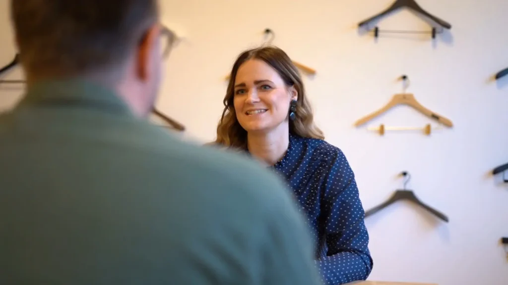Beratungsgespräch in the Showroom – tailor-made clothes hanger solutions for business customers.