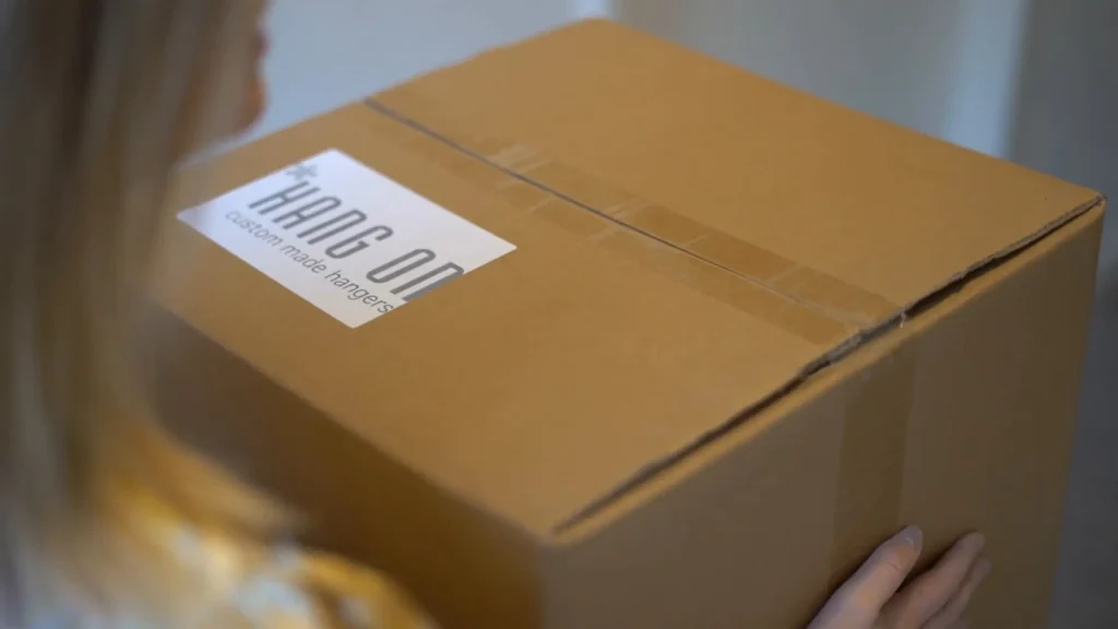 Versandkarton mit HangOn Label – reliable delivery of hangers and accessories.