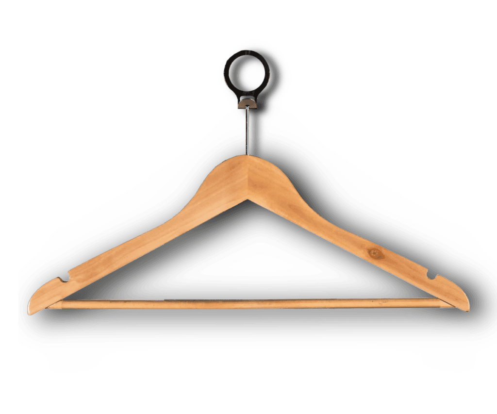 Hotelbøjle i træ med metalophæng og bukse­stang, isoleret på gennemsigtig baggrund.