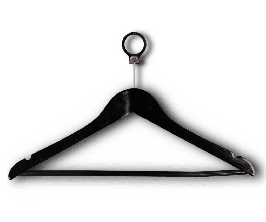 Sort Hotelbøjle i træ med metalophæng og bukse­stang, isoleret på gennemsigtig baggrund.