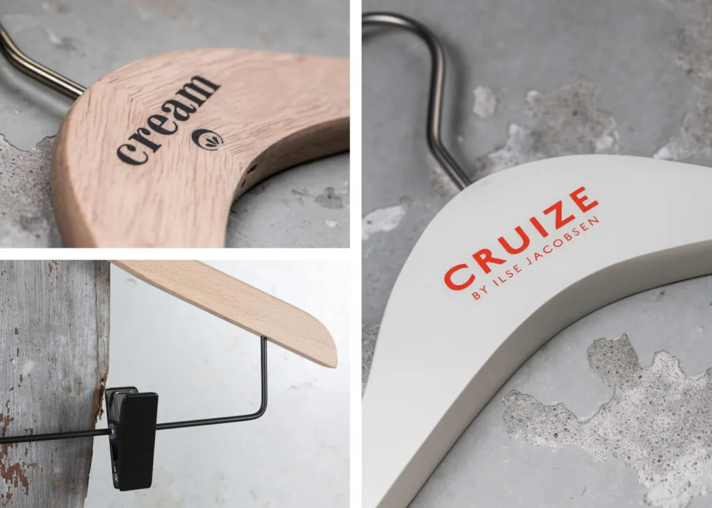 Custom Halifax Kleiderbügel aus naturbelassenem Holz mit schwarzen Clips und 360°-Metallhaken - personalisierbar mit Logo oder individuelem Branding für Jaken und Mäntel.