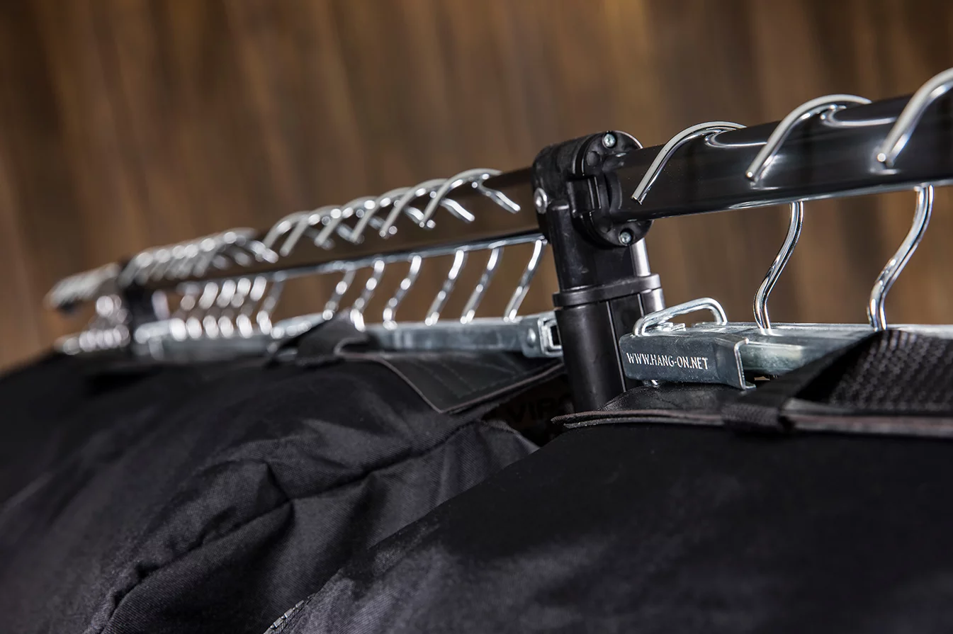 Nahaufnahme von Haken und Gestänge – robuste Verbindung für professionelle Textillogistik.