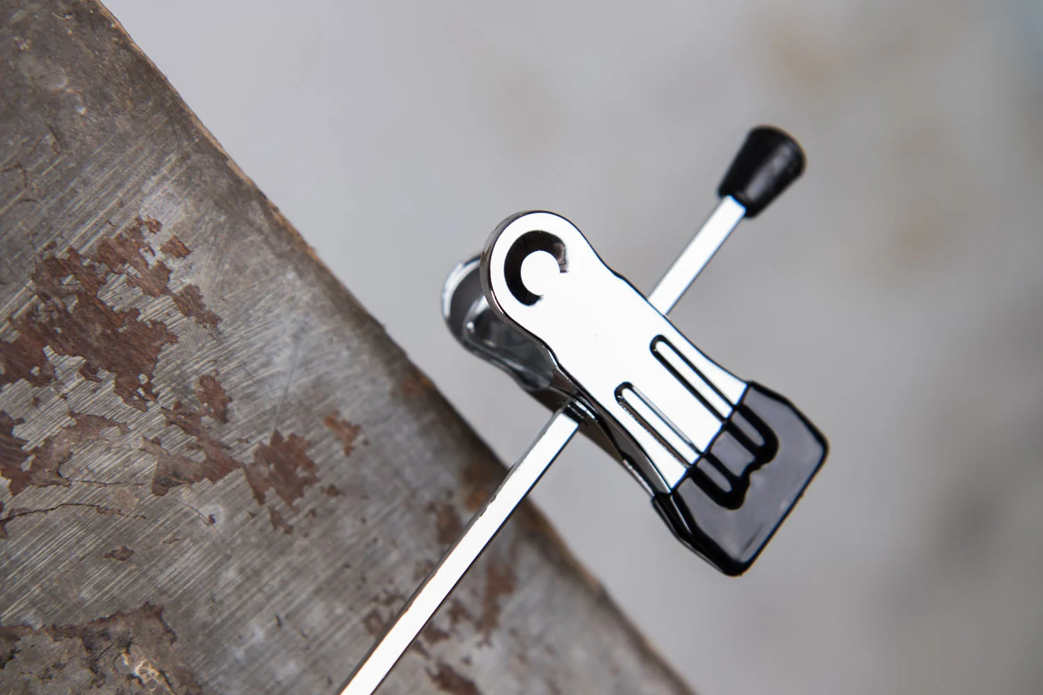 Kunststoffclip auf Drahtkleiderbügel – slide fastener Halt für Röcke und Hosen.