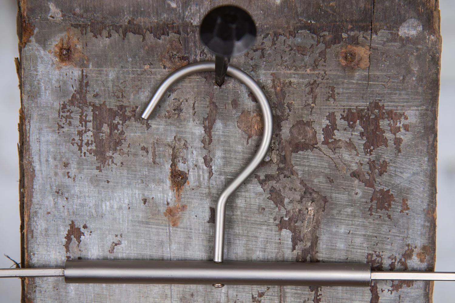 Opener Metal clothes hanger - ideal for light clothes and space-saving storage.