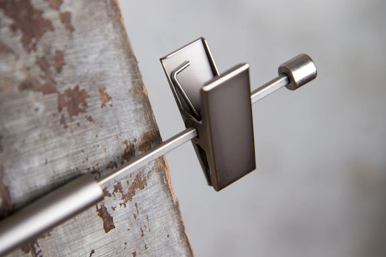 Klempclip mit Gewinde – Ersatzteil für Holzkleiderbügel mit Metallaufhängung.