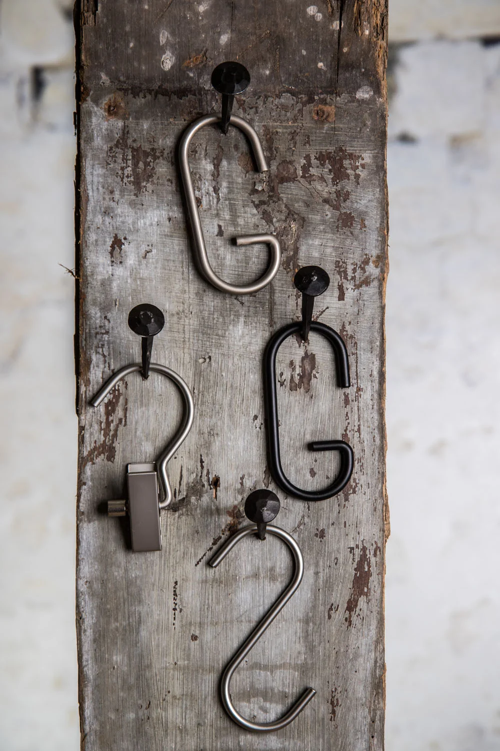 Haken-Set aus Metall in Schwarz und Silber – universally combinable with the various Bügeltypen.