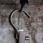 Kleiderbügelhaken aus Metall mit Clip – geeignet für personalisierte Hängesysteme.