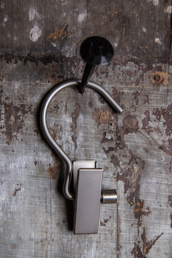 Kleiderbügelhaken aus Metall mit Clip – geeignet für personalisierte Kleiderbügelsysteme.