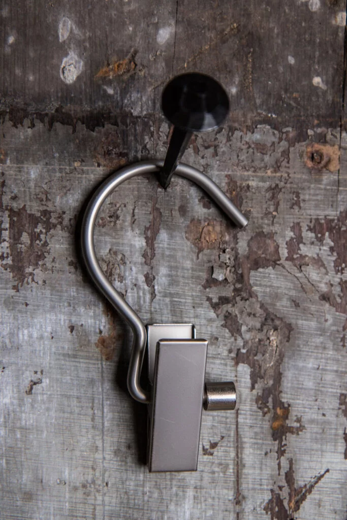 Kleiderbügelhaken aus Metall mit Clip – geeignet für personalisierte Hängesysteme.