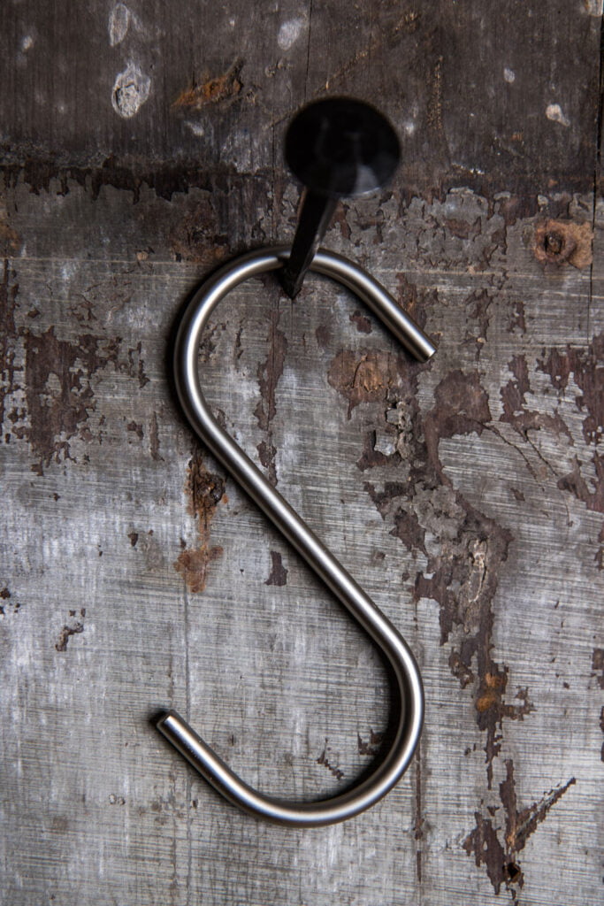 S-förmiger Metallhaken für Kleiderstangen – versatile for use in Showrooms and Laden.