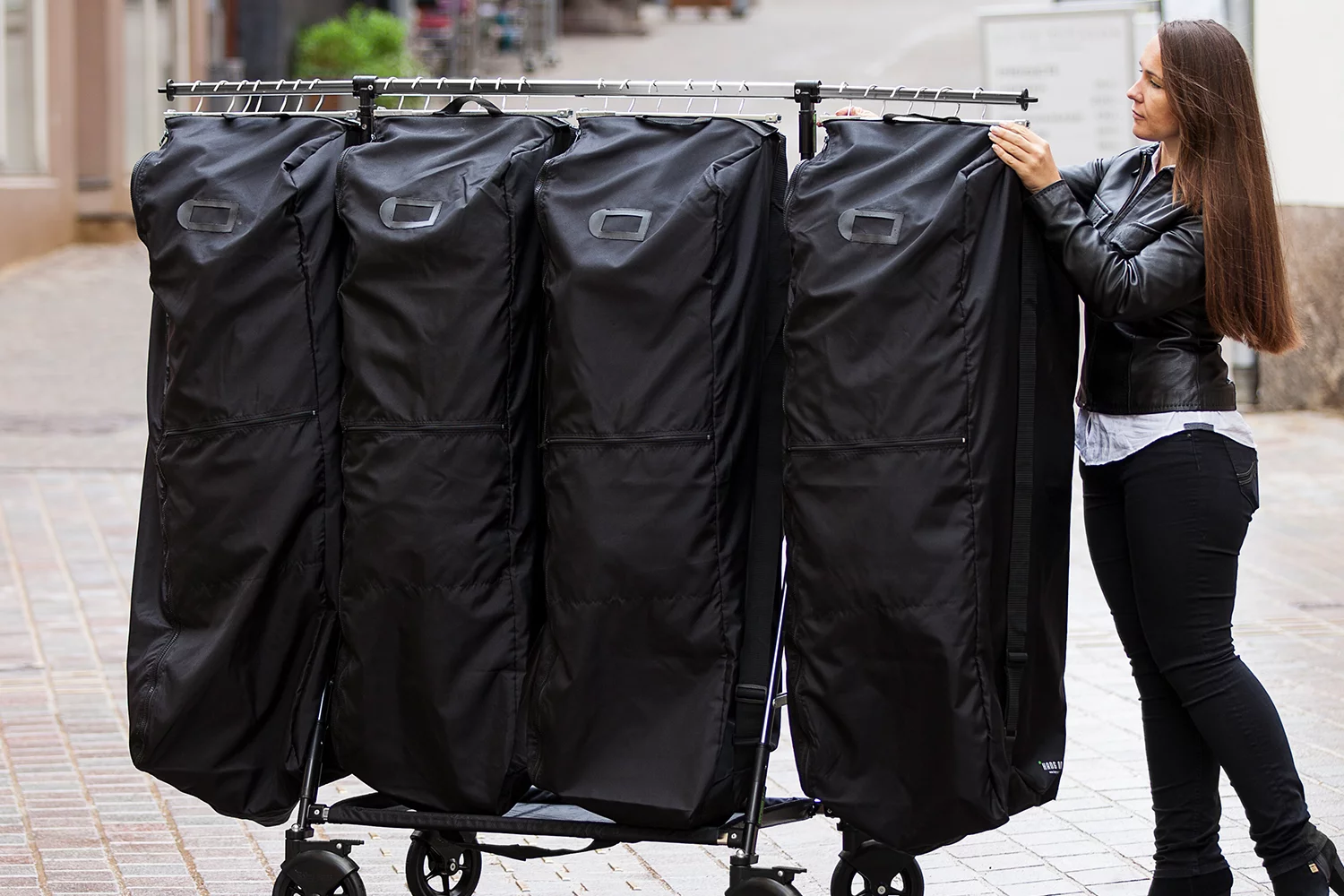 Kleiderwagen mit Schutzhüllen in Bewegung – perfekte Lösung für mobile Kollektionen.