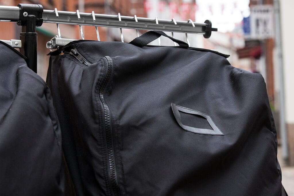 Kleidersack mit Sichtfenster auf Rollständer – schützt Kleidung bei Lagerung und Transport.