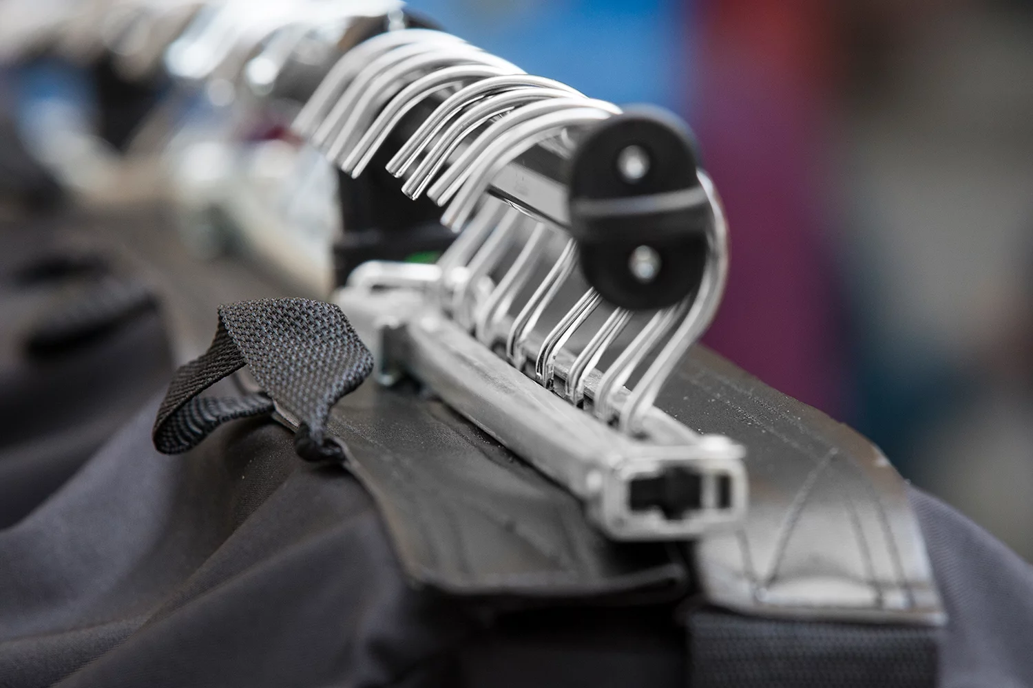 Kleiderbügel auf Transportstange – vorbereitet für professionelle Modetransporte.