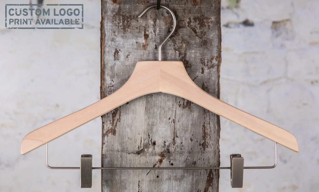 Naturfarvet træbøjle med sølvfarvet metal­krog og sideclips – Ideel løsning til professionel præsentation af komplette outfits i butik og showroom (klemmebøjle)