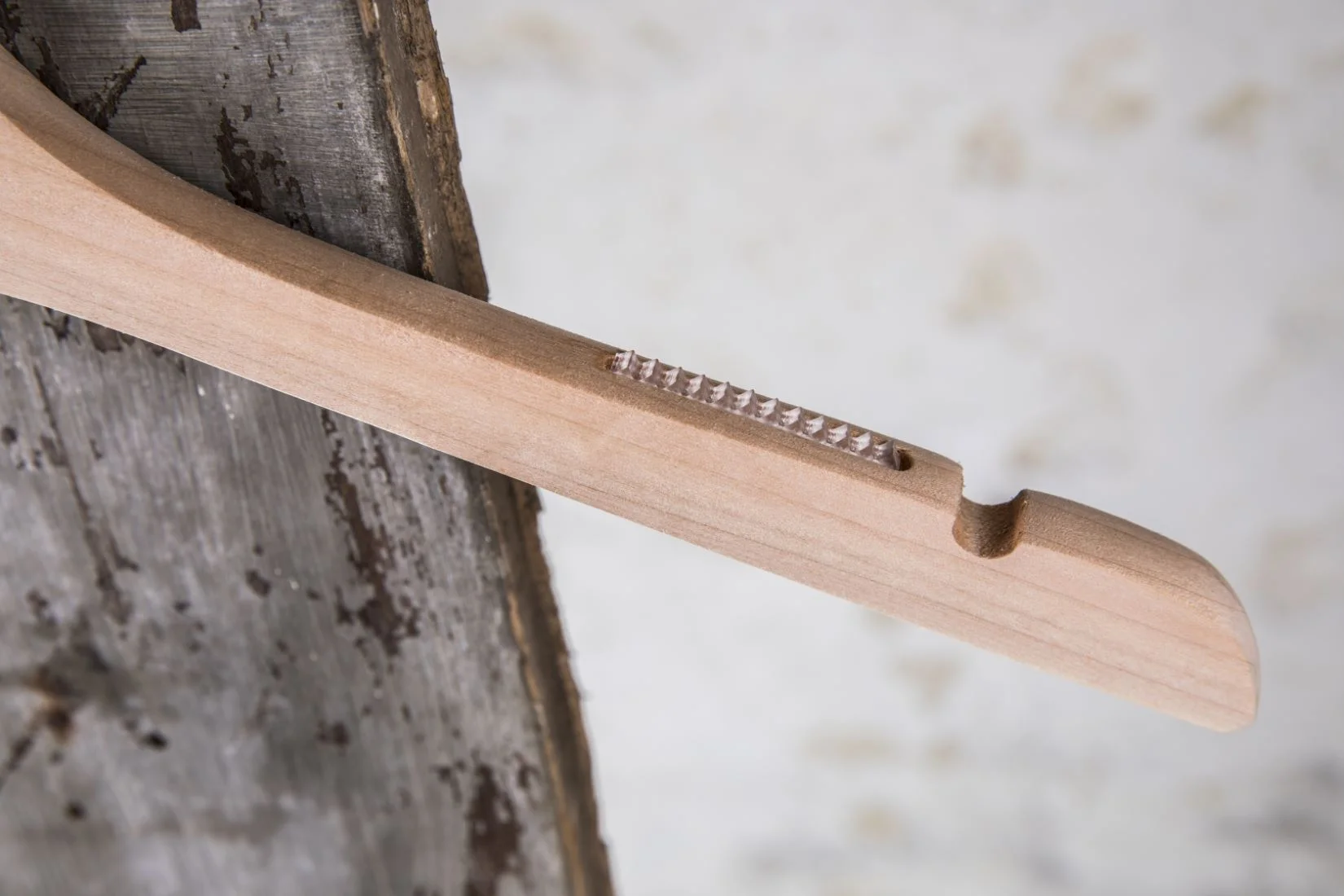 Seitliche Nahaufnahme mit Einkerbung – rutschfeste Funktion für Tops oder feine Kleidung.