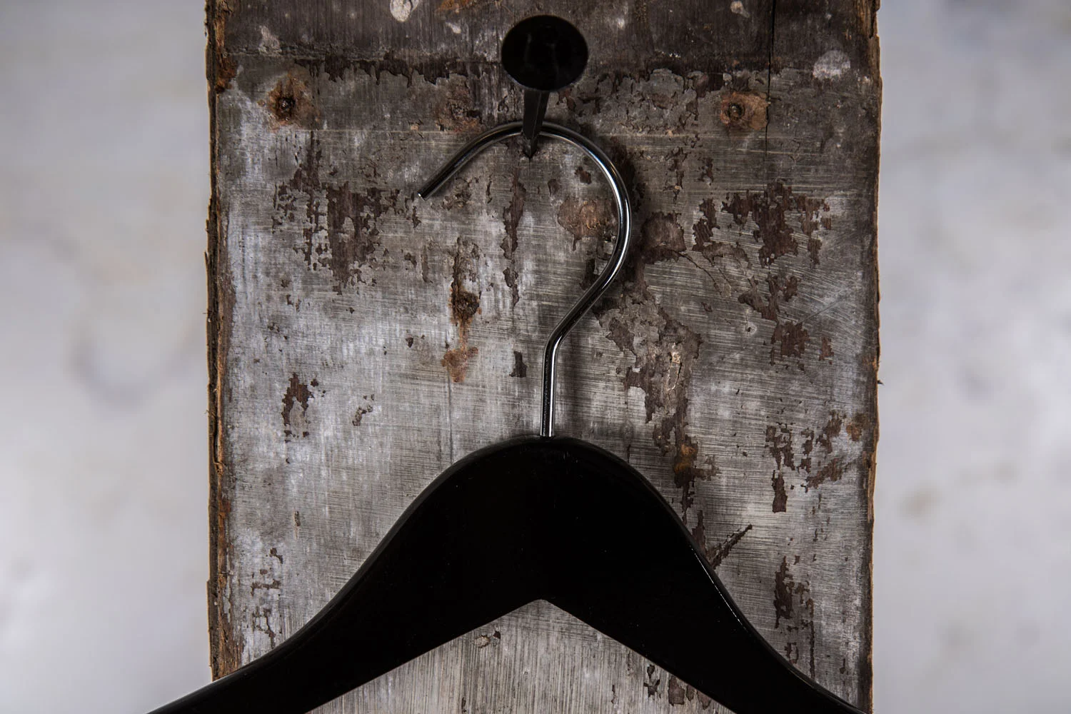 Schwarzer Holzbügel mit breitem Nackenbereich – geigeente für Jaken und Mantel.
