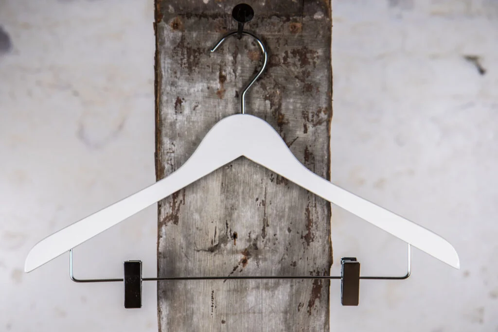 White trouser hanger with black clips – harmonious contrast for showrooms as a clip hanger.