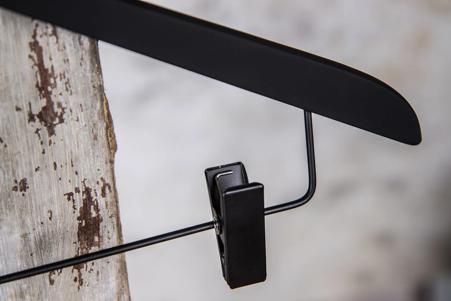 Kleiderbügel aus Naturholz mit Metallhaken, aufgehängt – solide, vielseitige Wahl für den Einzelhandel.