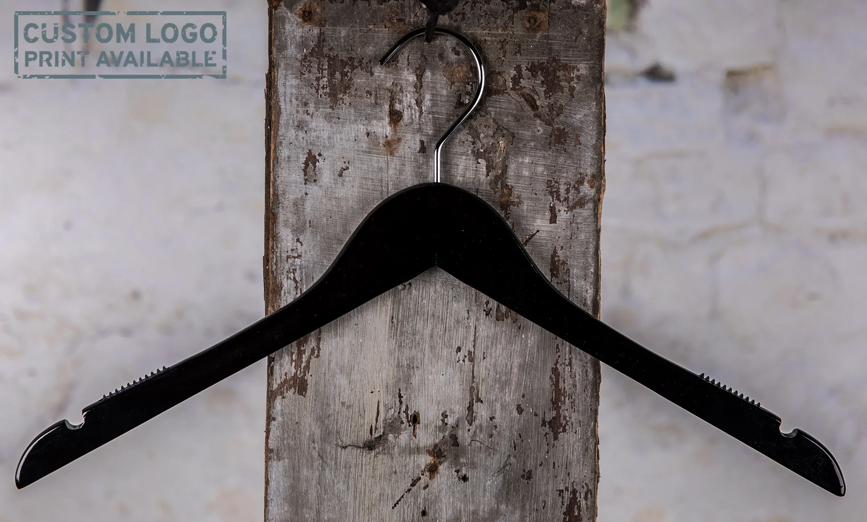 Schwarzer Bügel mit glatter Oberfläche und Einkerbung, aufgehängt – stilvoll und praktisch