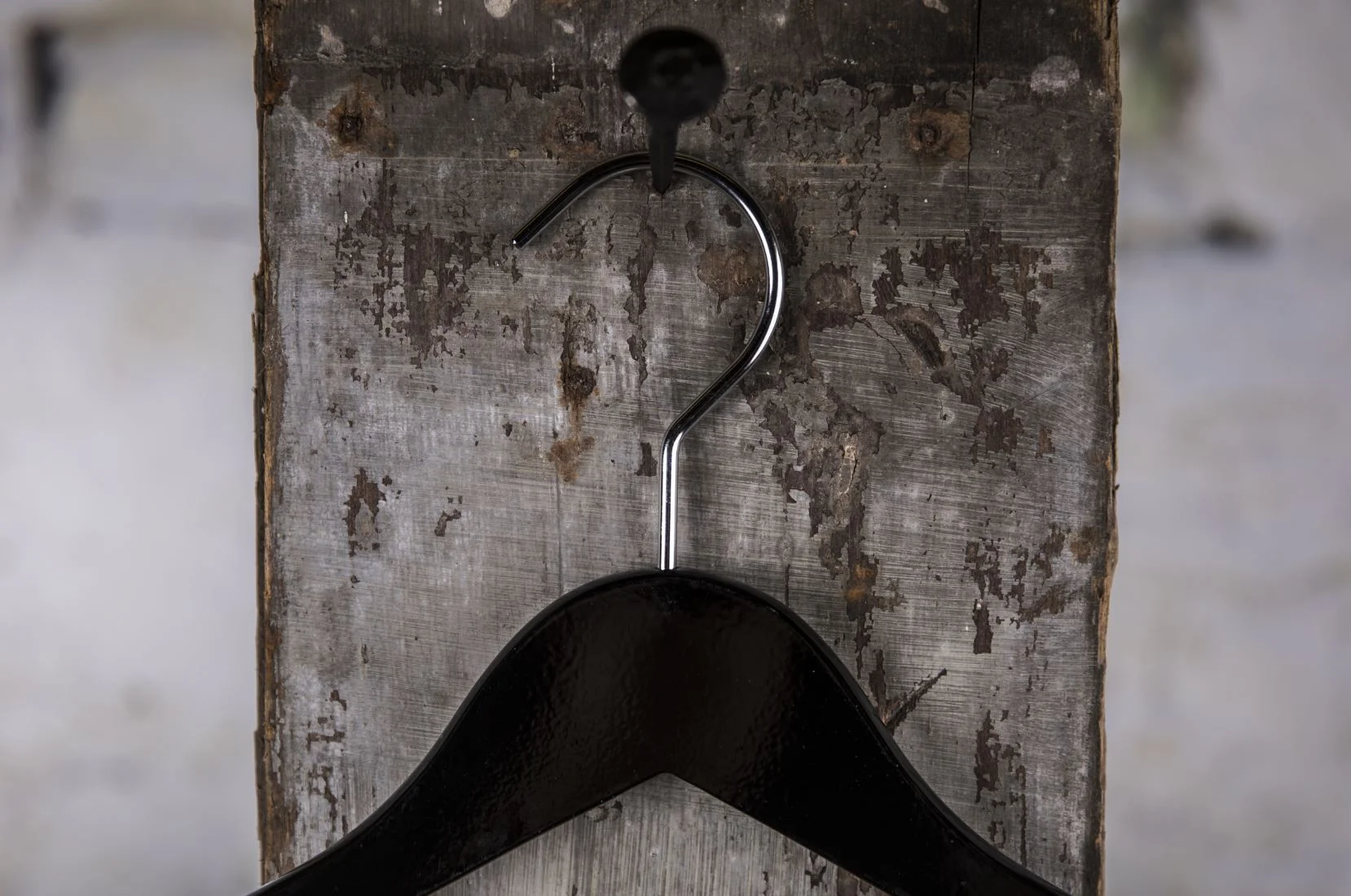 Schwarzer Anzugsbügel mit ausgeprägter Schulterform, aufgehängt – Für schwere Oberbekleidung.
