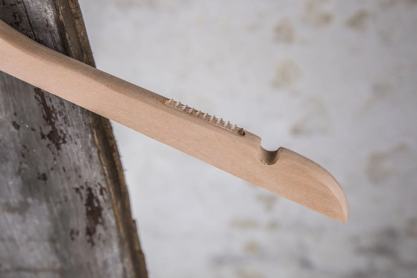 Detail eines Holzbügels mit rutschfesten Zähnen auf der Schulter – Für sicheren Halt von glasten Stoffen.