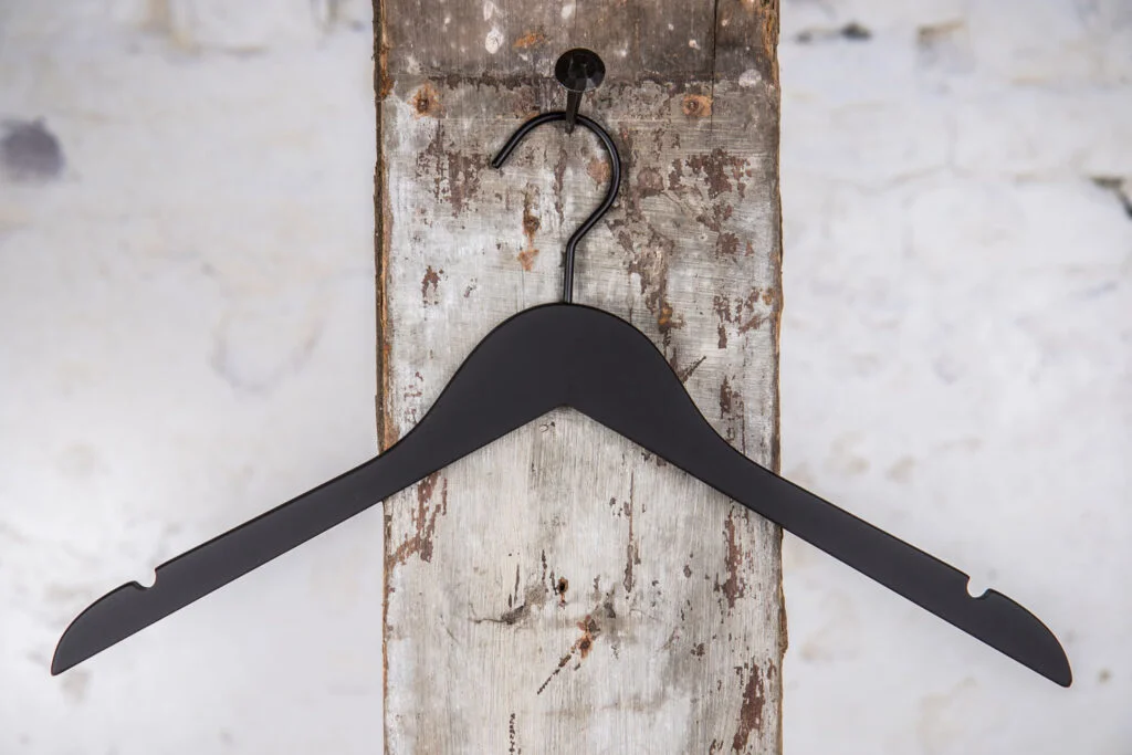 Black shirt hanger with textured surface – Premium design for presentation rooms.