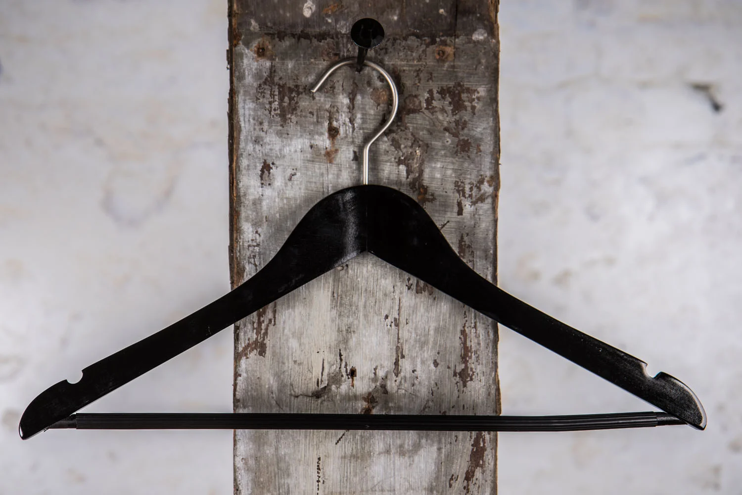 Schwarzer Kleiderbügel with strong shoulder shape - Ideal for the jacket or blazer.