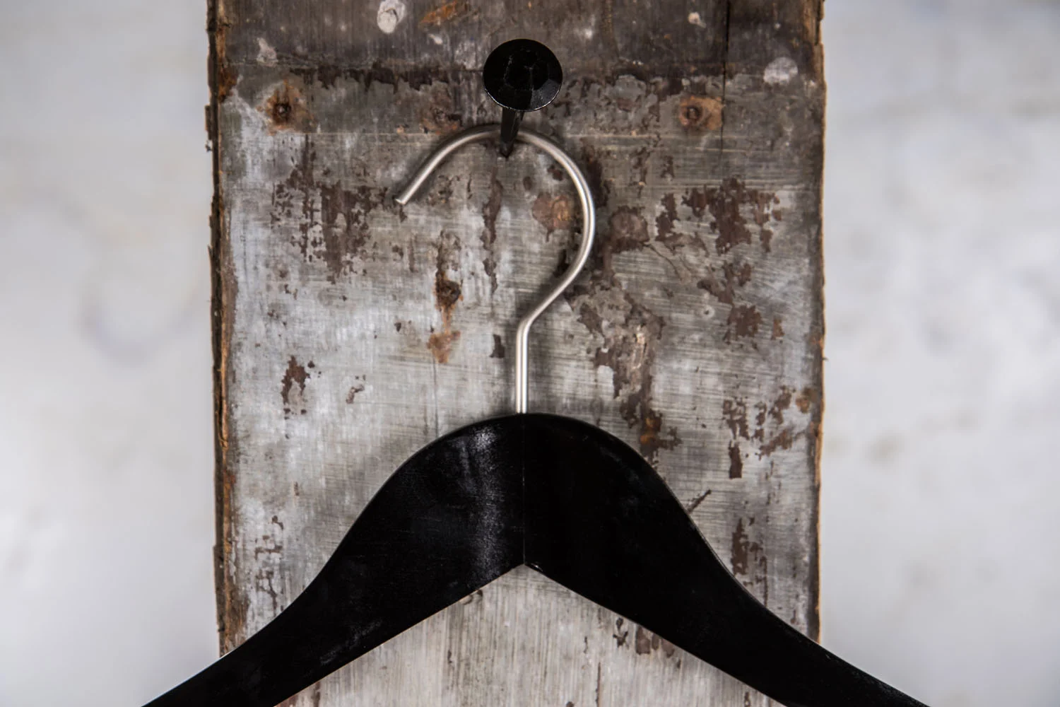 Schwarzer Kleiderbügel mit stark ausgeprägter Shoulder shape, aufgehäng – High-quality optics for showrooms.