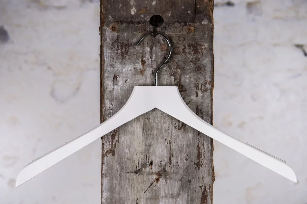 Weißer Kleiderbügel mit geschwungenem Design – eleganter Kleiderbügel für Jacken oder Blazer.
