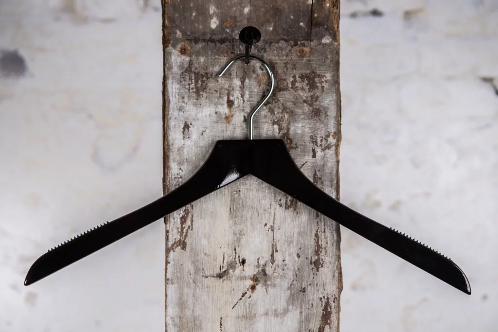 Black and white shirt hanger with modern design – Elegant appearance with high recognition value.