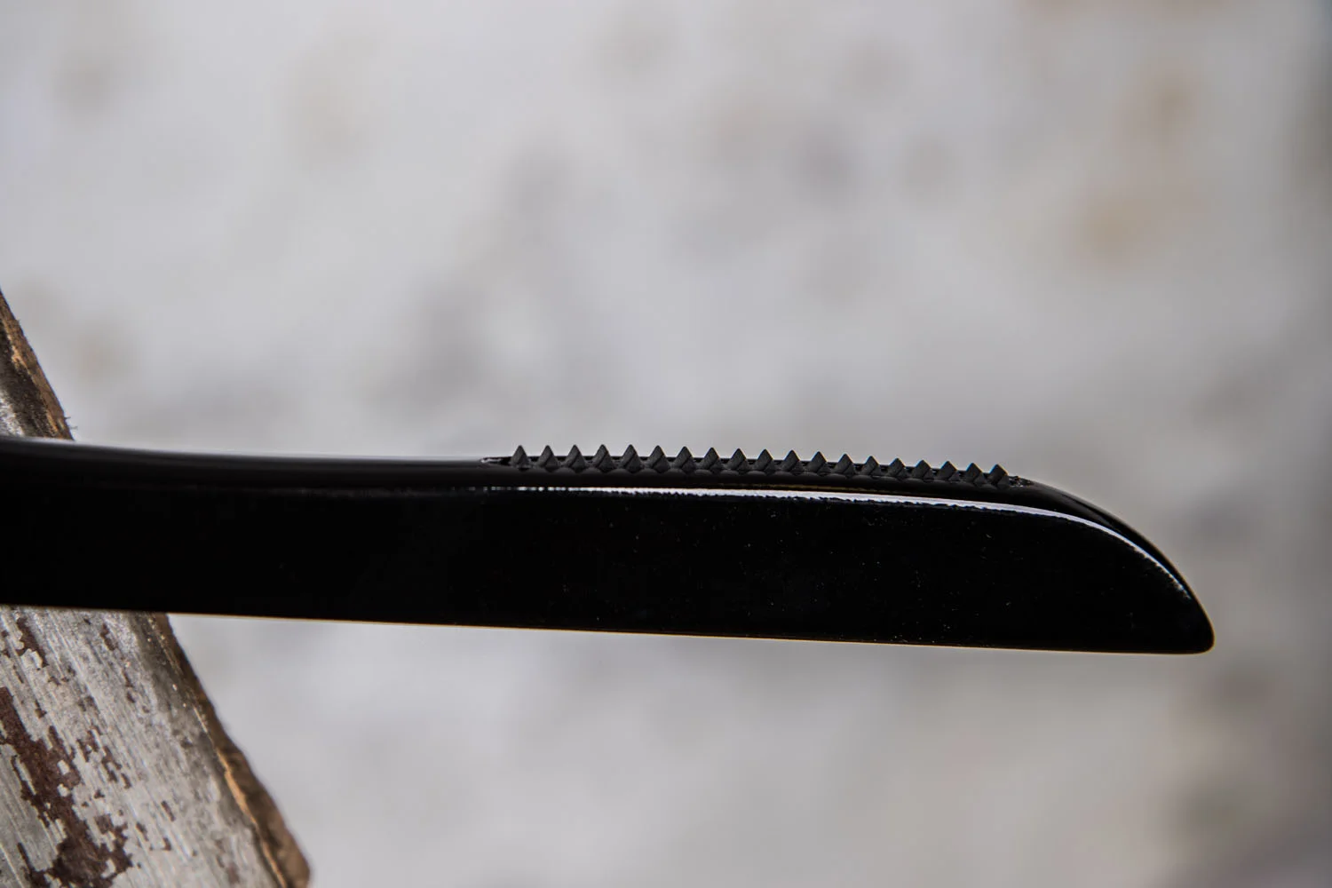 Detail eines schwarzen Bügel mit rutschfesten Zähnen auf der Schulter – Safer Halt für empfliche Kleidungsstücke.