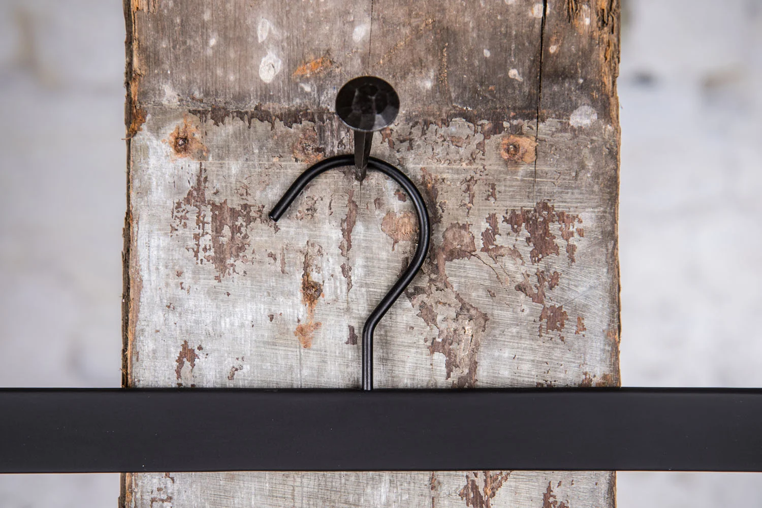 Schwarzer Hosenbügel mit matter Oberfläche und silbernem Haken – moderner Look für hochwertige Kleidung.