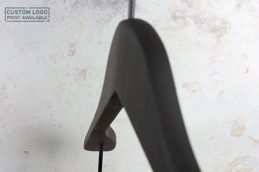 Detailaufnahme eines schwarzen Kleiderbügels mit breiten Schultern und mattem Finish – Hochwertige Verarbeitung für exklusive Präsentationen.
