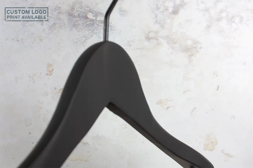 Schwarzer Kleiderbügel mit abgerundeter Schulter und Haken, seitliche Ansicht – Modernes, minimalistisches Design.