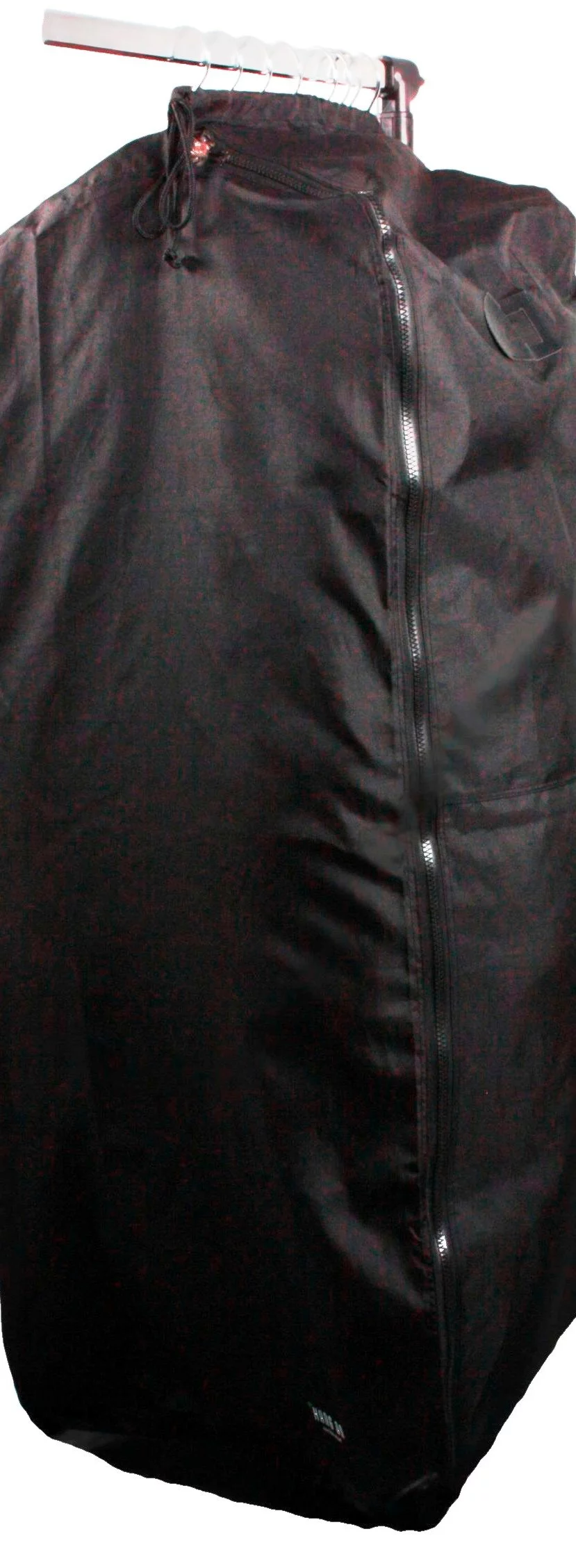 Schwarze Kleiderschutzhülle mit Reißverschluss und Kordelzug, aufgehängt an mehreren Bügeln auf einer Kleiderstange – Ideal für den Transport oder die staubfreie Aufbewahrung von Kleidung auf Bügeln.