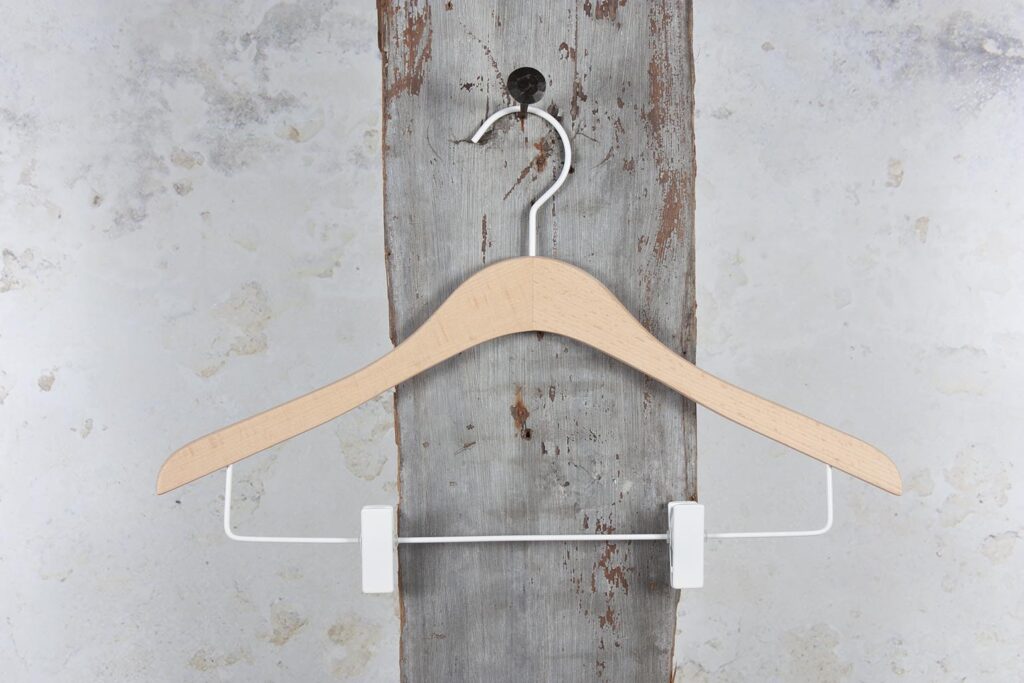 Naturholz-Hosenbügel mit weisser Metalstange und Clips – Functional Kleiderbügel mit heller und moderner Ausstrahlung.