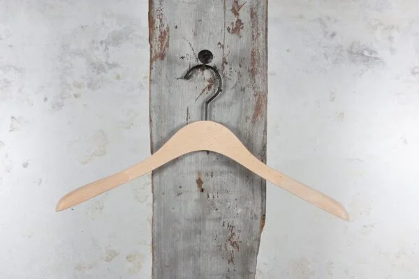 Natural wood coat hanger with gentle rounding, aufgehäng an Wallhaken – Classic Look for professional use.