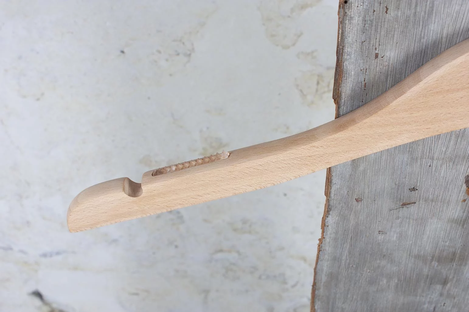 Seitliche Detailaufnahme eines naturfarbenen Bügels mit Rillen für Rutschfestigkeit – Funktionale Gestaltung für bessere Haftung.