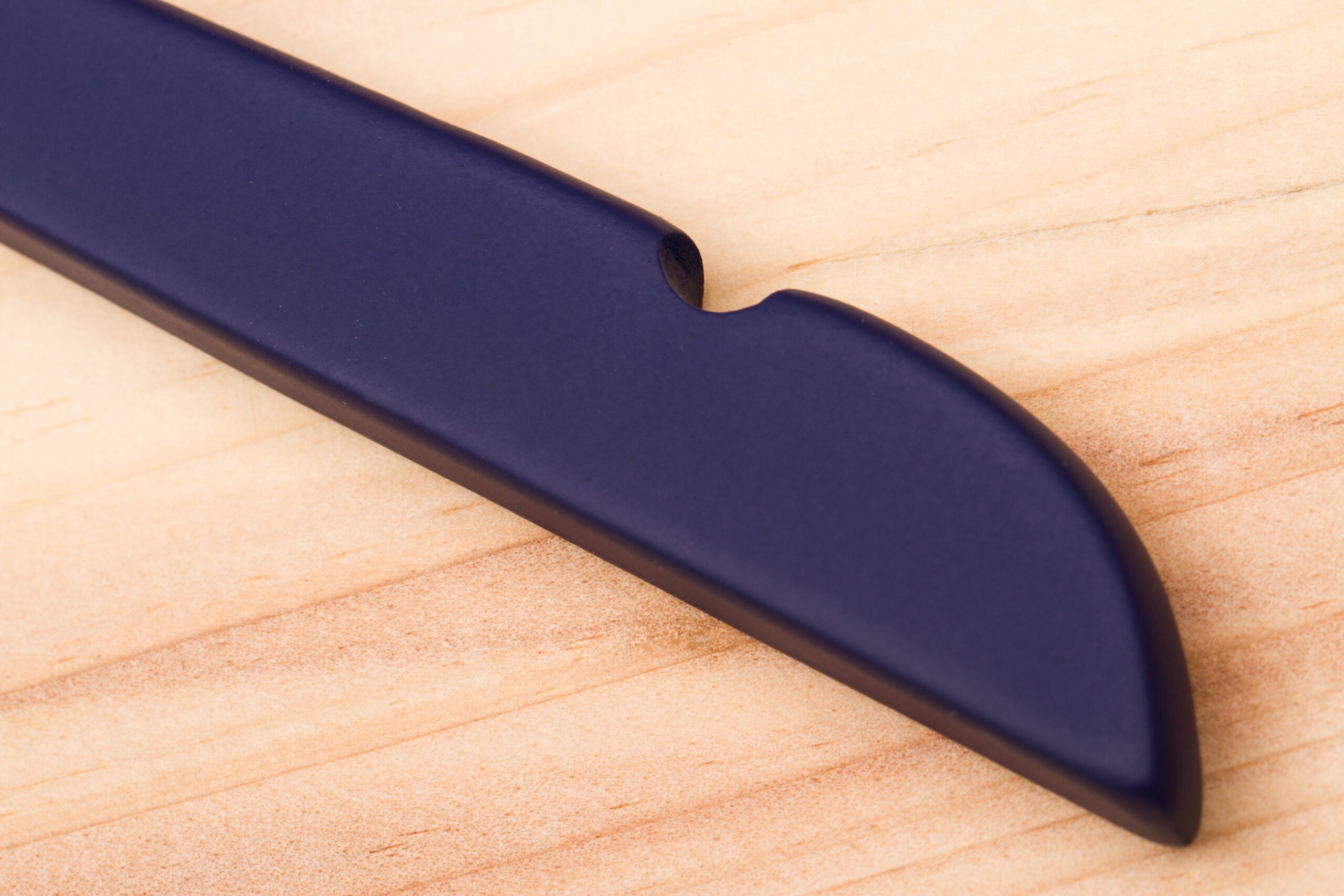 Eleganter blauer Kleiderbügel aus Holz mit goldener Messinghülle