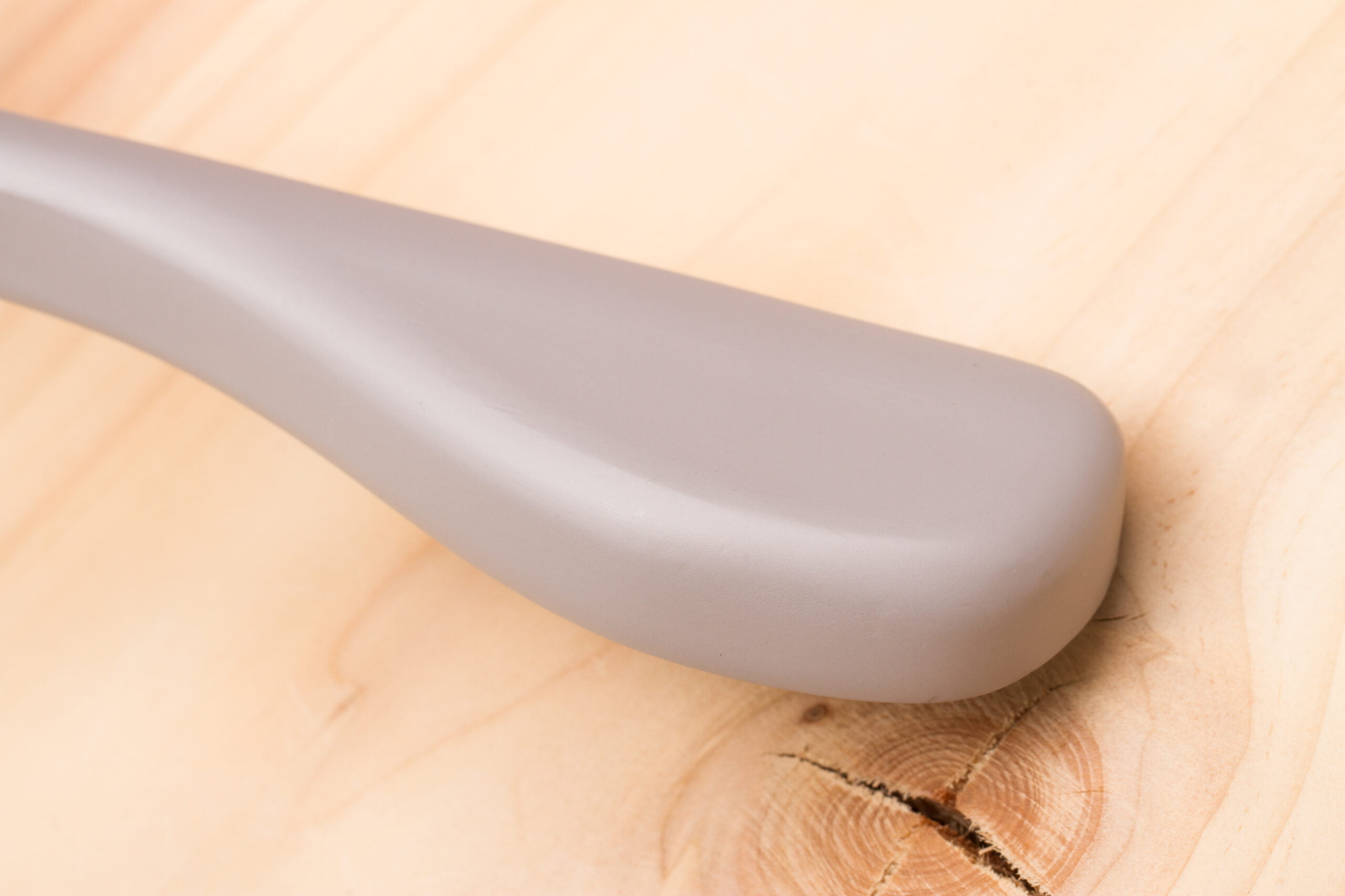 Grauer Kunststoff-Kleiderbügel mit ergonomischem Design
