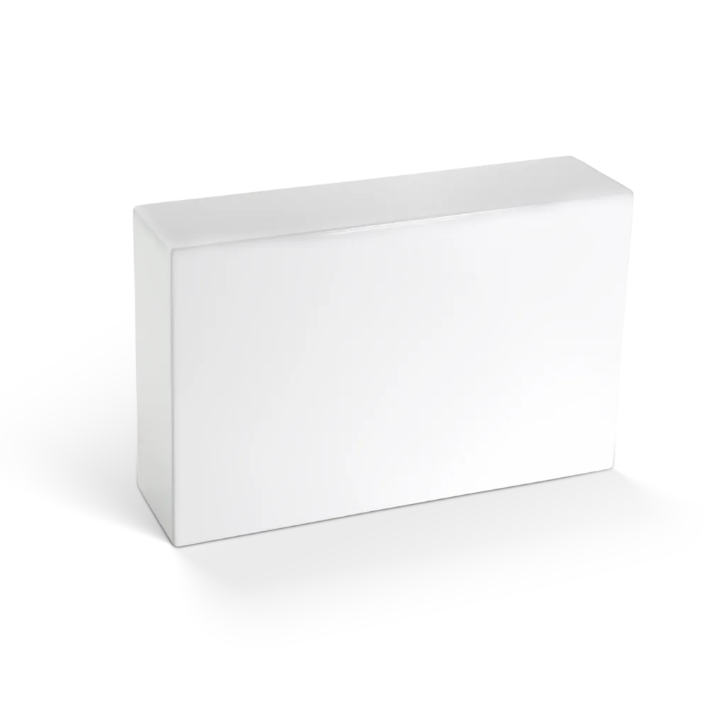 Weißer Logoblock, schräg von der Seite aufgenommen.