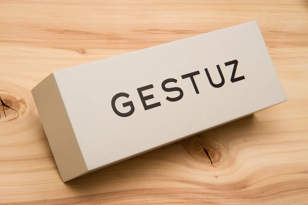 Hvid logoblok med trykt logo anvendt som brand-element i butik eller showroom