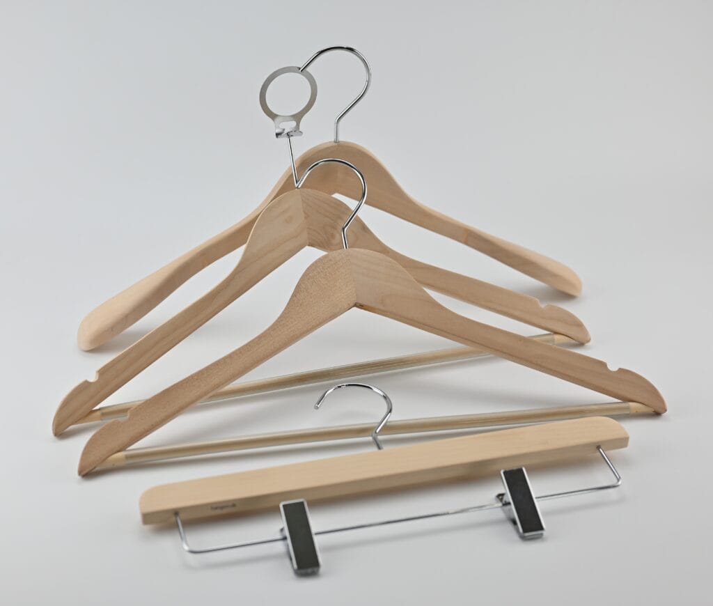 Lyse træbøjler med metalophæng og buksebøjle med klemmer