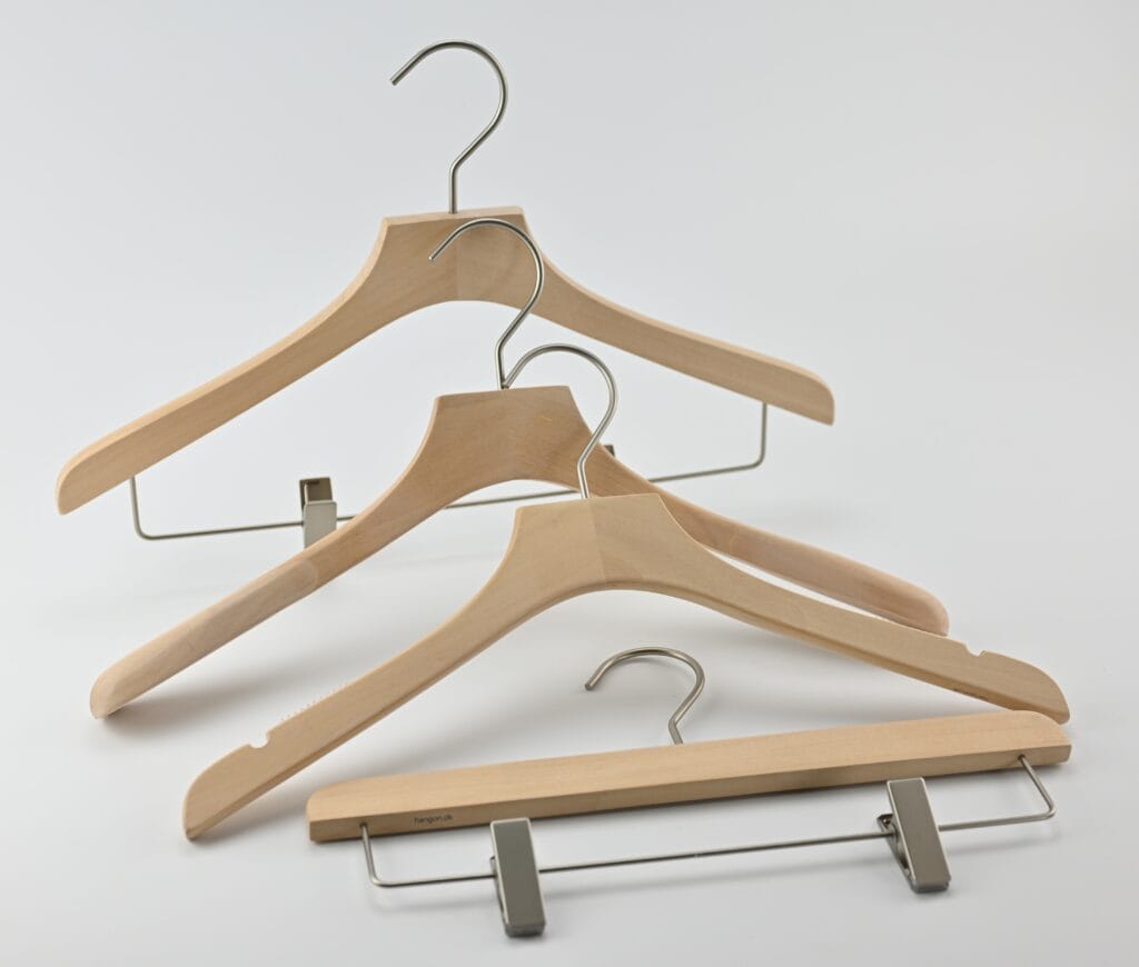Leichte Kleiderbügel aus Holz mit Metallbügeln und Hosenbügel mit Clips