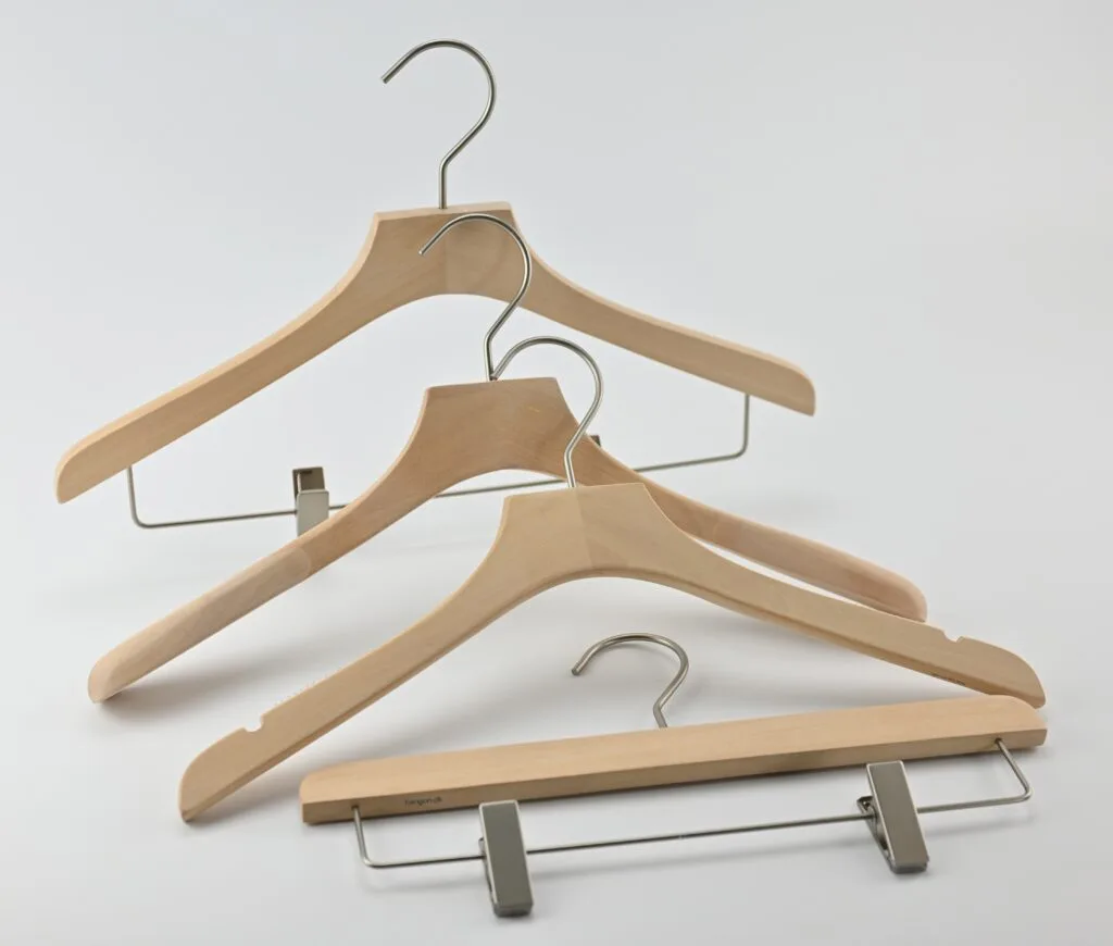Leichte Kleiderbügel aus Holz mit Metallbügeln und Hosenbügel mit Clips