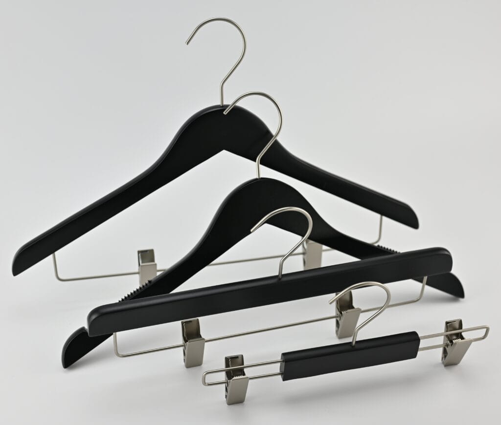 Sorte træbøjler med satinfinish, metalophæng og buksebøjler med klemmer