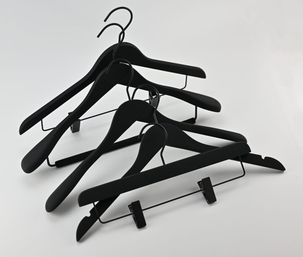 Sorte træbøjler med mat finish, sort metalophæng og buksebøjle med klemmer
