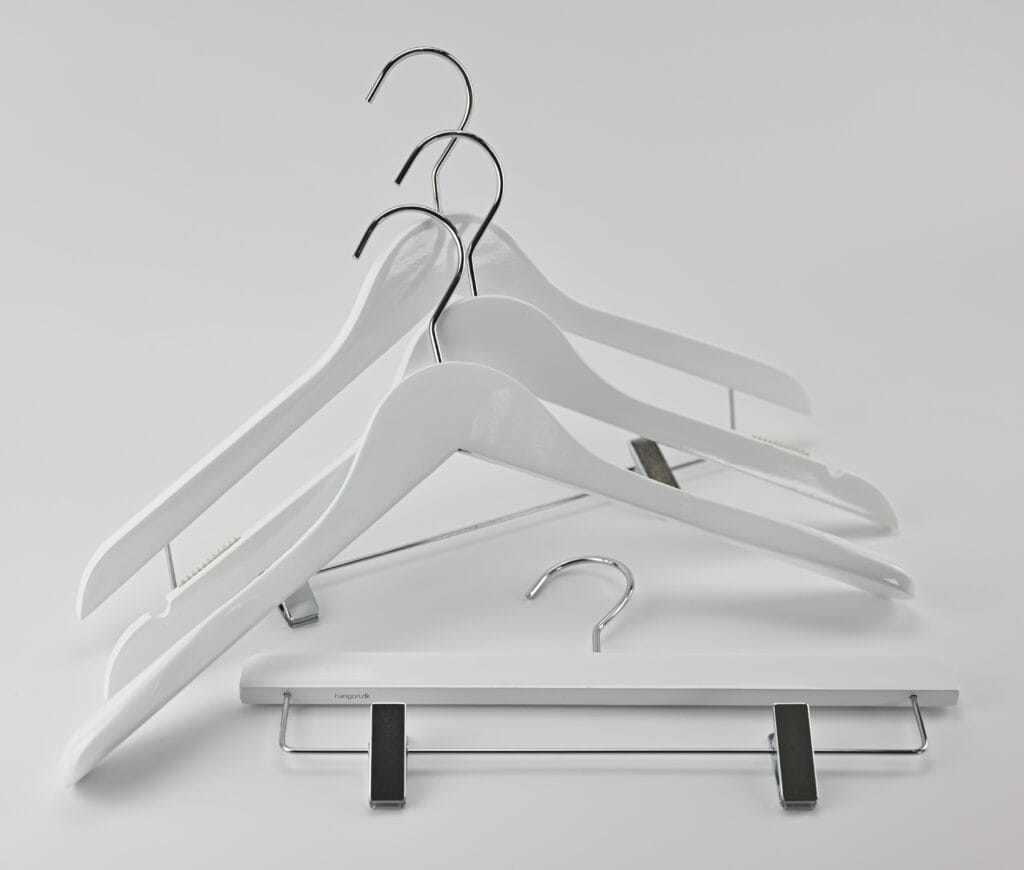 Hvide træbøjler med krom metalophæng og buksebøjle med klemmer