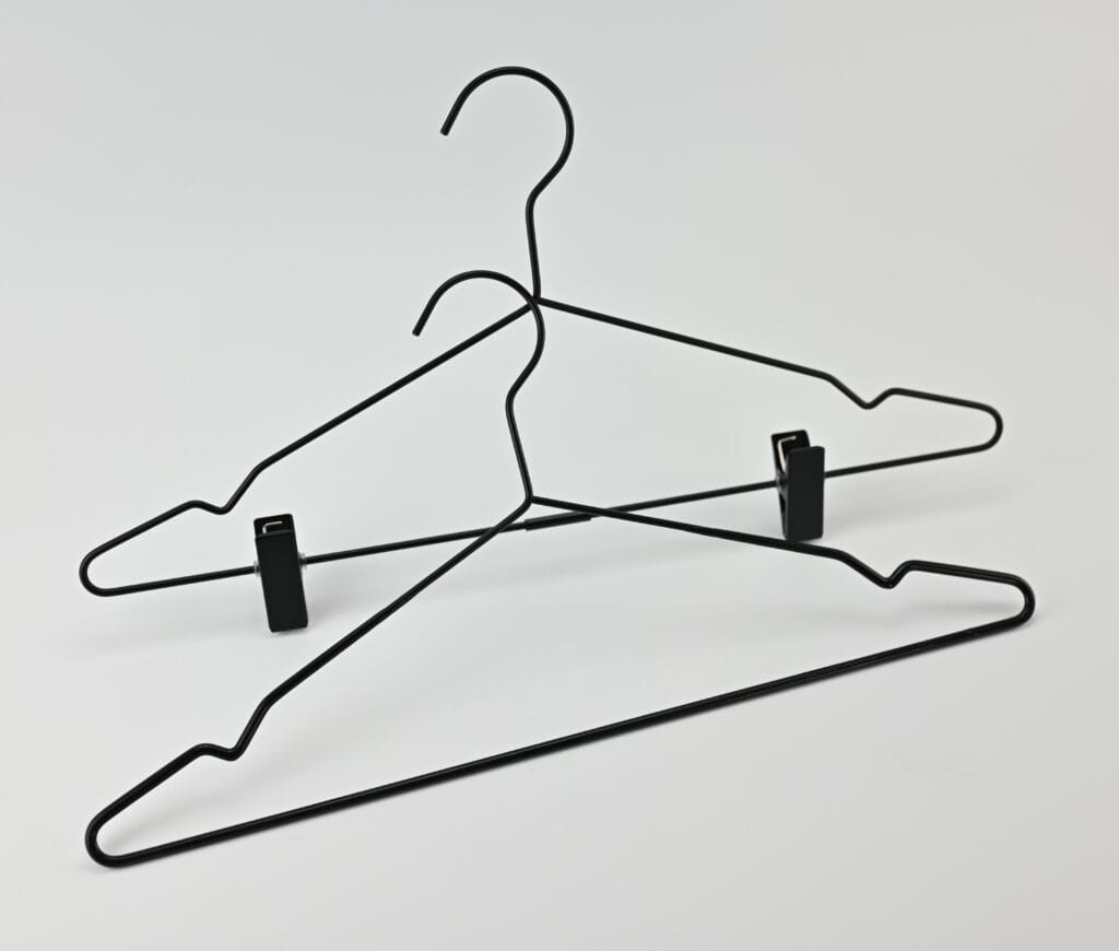 Schwarze Metallkleiderbügel mit Clips für Hosen und Röcke