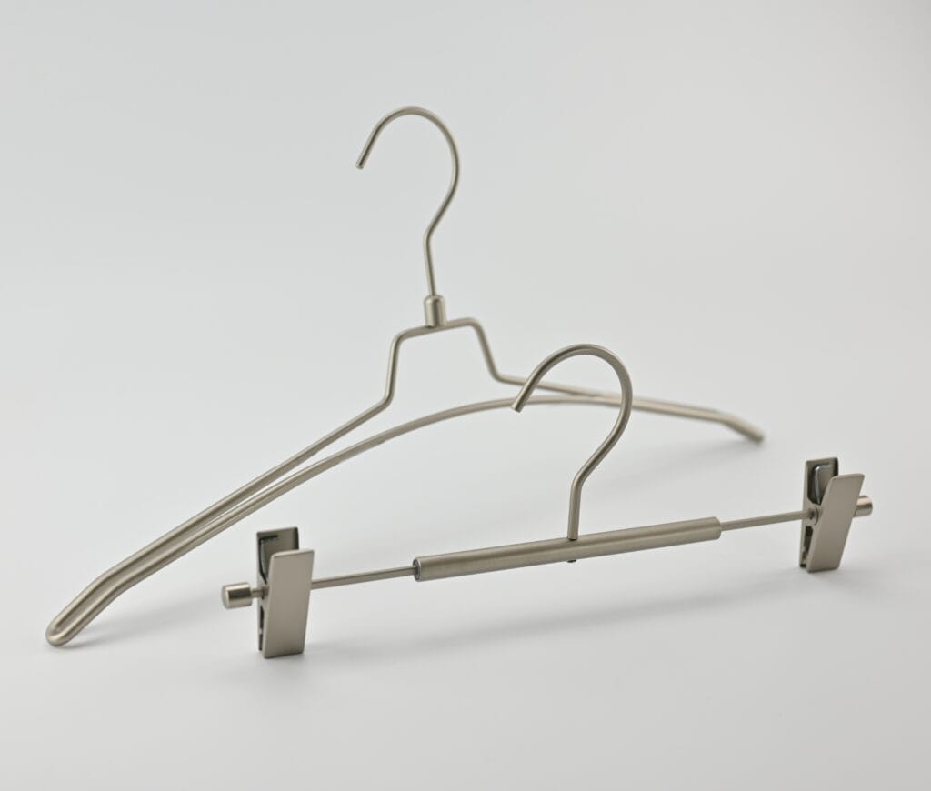 Metallkleiderbügel mit Hosenclips aus gebürstetem Stahl für Hosen und Röcke
